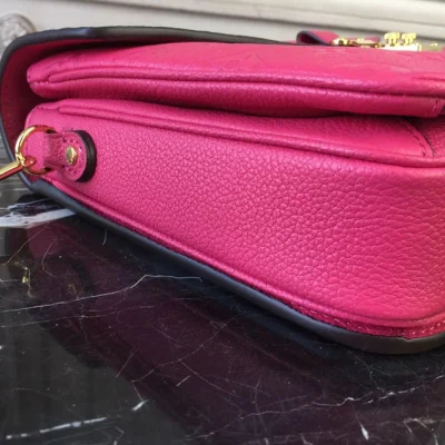 Сумка Louis Vuitton Pochette Metis 25cm Bag Monogram Empreinte Canvas Spring Summer 2018 Collection M44291 Freesia "Pink" фото № 4 Сумка Louis Vuitton Pochette Metis 25cm Bag Monogram Empreinte Canvas Spring Summer 2018 Collection M44291 Freesia "Pink" фото № 4