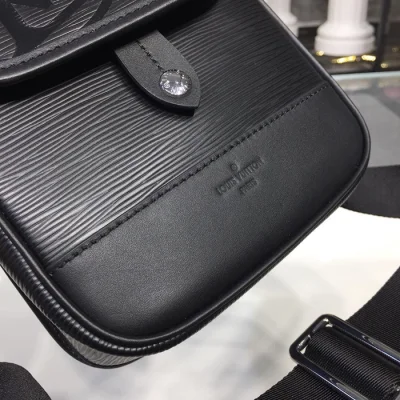 Сумка Louis Vuitton Men's Messenger Bag in Epi Leather M53495 2017 "Black" фото № 6