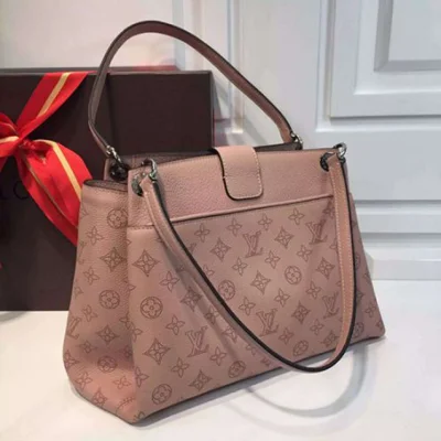 Сумка Louis Vuitton M41789 Sevres Shoulder Bag Mahina Leather "Pink" фото № 4 Сумка Louis Vuitton M41789 Sevres Shoulder Bag Mahina Leather "Pink" фото № 4