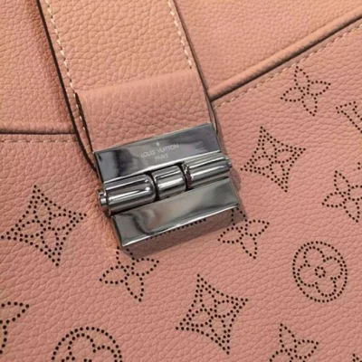 Сумка Louis Vuitton M41789 Sevres Shoulder Bag Mahina Leather "Pink" фото № 7 Сумка Louis Vuitton M41789 Sevres Shoulder Bag Mahina Leather "Pink" фото № 7