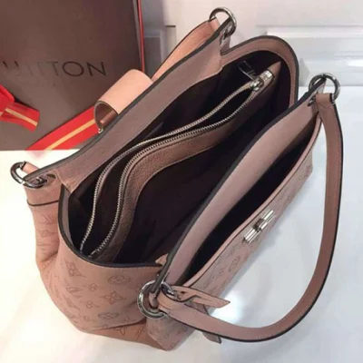 Сумка Louis Vuitton M41789 Sevres Shoulder Bag Mahina Leather "Pink" фото № 8 Сумка Louis Vuitton M41789 Sevres Shoulder Bag Mahina Leather "Pink" фото № 8