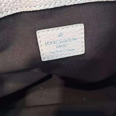 Сумка Louis Vuitton M41789 Sevres Shoulder Bag Mahina Leather "Pink" фото № 9 Сумка Louis Vuitton M41789 Sevres Shoulder Bag Mahina Leather "Pink" фото № 9