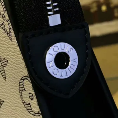 Клатч Louis Vuitton M66649 Pochette Voyage GM Monogram Coated Canvas "White" фото № 8 Клатч Louis Vuitton M66649 Pochette Voyage GM Monogram Coated Canvas "White" фото № 8