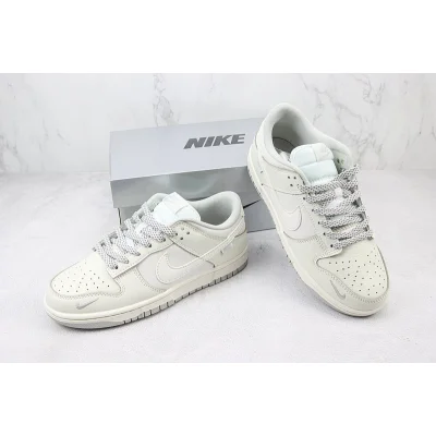 Nike Dunk Low "Cream/Grey Foot/Mini Swoosh" фото № 7 Nike Dunk Low "Cream/Grey Foot/Mini Swoosh" фото № 7