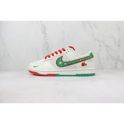 Undefeated x Nike Dunk Low "Christmas" фото № 2