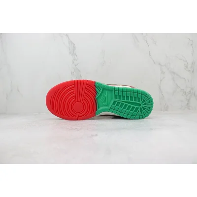 Undefeated x Nike Dunk Low "Christmas" фото № 8