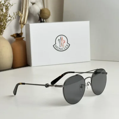 Солнцезащитные очки Moncler Rounded Shaped And Thin Frame "Gray/Silver" фото № 2