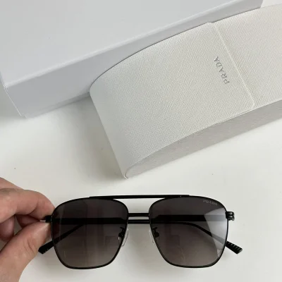 Солнцезащитные очки Prada Frame Decorated By Stripes And Logo On Red Background "Black/Brown" фото № 2