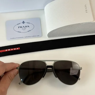 Солнцезащитные очки Prada Thin Frame With Gold Logo Inscription "Gray/Black" фото № 2