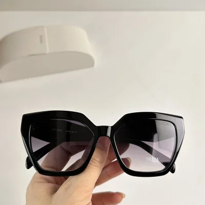 Солнцезащитные очки Prada Logo In Triangle On Side "Black/Gray" фото № 2