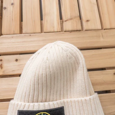 Шапка Stone Island Small Logo With Rivets "White" фото № 4 Шапка Stone Island Small Logo With Rivets "White" фото № 4