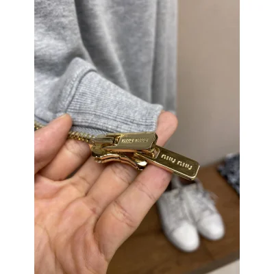 Худи Miu Miu Front Gray Logotype Miu Miu "Gray" фото № 6 Худи Miu Miu Front Gray Logotype Miu Miu "Gray" фото № 6