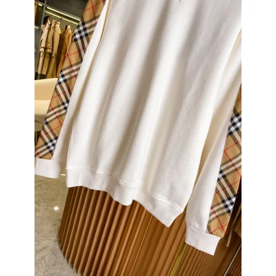 Свитшот Burberry Checked Print On The Sleeves Diagonal Lines "White" фото № 3 Свитшот Burberry Checked Print On The Sleeves Diagonal Lines "White" фото № 3