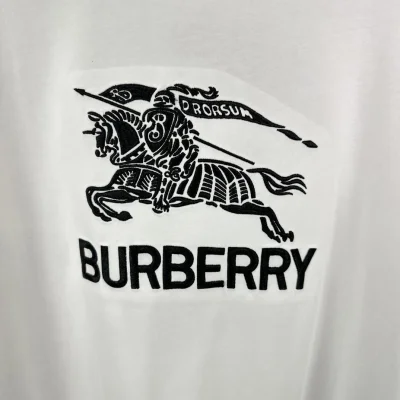 Футболка Burberry Frontside Print Big Black Warrior On The Horse "White" фото № 5 Футболка Burberry Frontside Print Big Black Warrior On The Horse "White" фото № 5