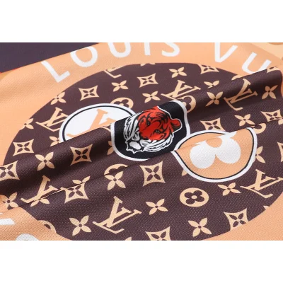 Футболка Louis Vuitton Trunks Bags Text "Orange" фото № 3 Футболка Louis Vuitton Trunks Bags Text "Orange" фото № 3