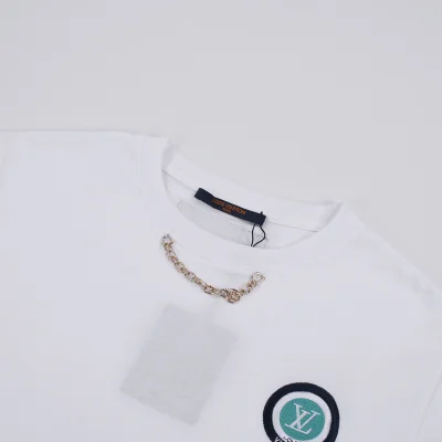 Футболка Louis Vuitton Round Logo-Emblem "White" фото № 5 Футболка Louis Vuitton Round Logo-Emblem "White" фото № 5