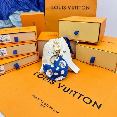 Брелок Louis Vuitton Shaped Like Ears "Blue" фото № 8 Брелок Louis Vuitton Shaped Like Ears "Blue" фото № 8