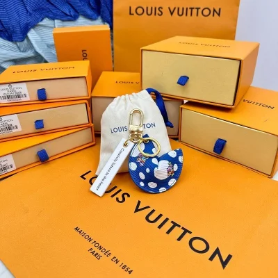 Брелок Louis Vuitton Shaped Like Ears "Blue" фото № 9 Брелок Louis Vuitton Shaped Like Ears "Blue" фото № 9