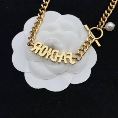 Ожерелье Dior Pearl And Logo Decorated - Inscription "Gold" фото № 4