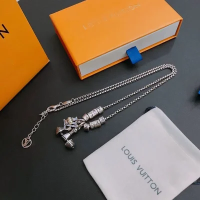 Подвеска Louis Vuitton Figure With Logo - Dumbbell "Silver" фото № 3