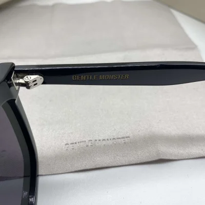 Солнцезащитные очки Gentle Monster Cat Eye Shaped And Temples Decorated By Symbols "Black" фото № 3
