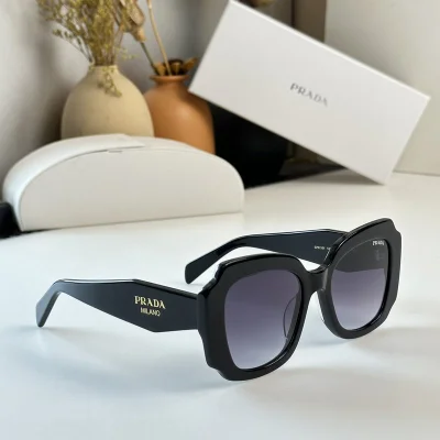 Солнцезащитные очки Prada Frame With Cut Edges "Black" фото № 2