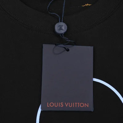 Футболка Louis Vuitton Logo With Brand Name Plate "Black" фото № 4 Футболка Louis Vuitton Logo With Brand Name Plate "Black" фото № 4