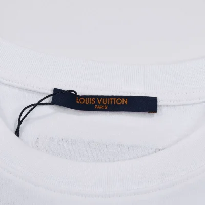 Футболка Louis Vuitton With Logo And Print Of Two Birds "White" фото № 7 Футболка Louis Vuitton With Logo And Print Of Two Birds "White" фото № 7