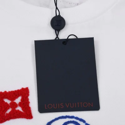 Футболка Louis Vuitton Many Emblems "White" фото № 7 Футболка Louis Vuitton Many Emblems "White" фото № 7
