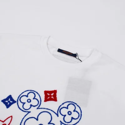 Футболка Louis Vuitton Many Emblems "White" фото № 8 Футболка Louis Vuitton Many Emblems "White" фото № 8