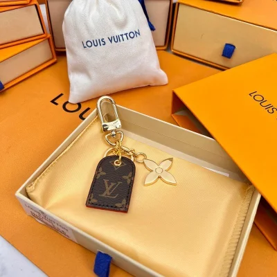 Брелок Louis Vuitton Carved image "Gold" фото № 5