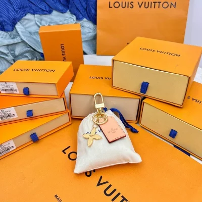 Брелок Louis Vuitton Carved image "Gold" фото № 3