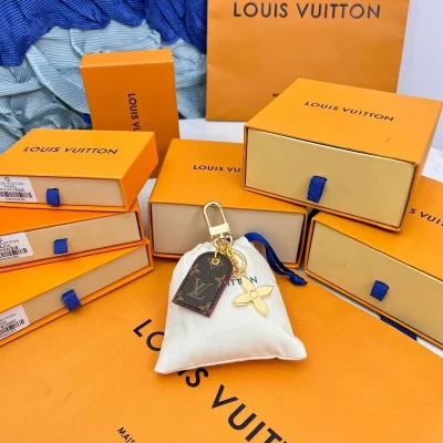 Брелок Louis Vuitton Carved image "Gold" фото № 4