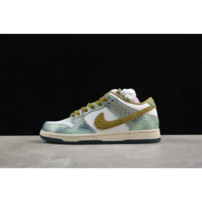 Alexis Sablone x Nike SB Dunk Low "Chameleon" фото № 2 Alexis Sablone x Nike SB Dunk Low "Chameleon" фото № 2