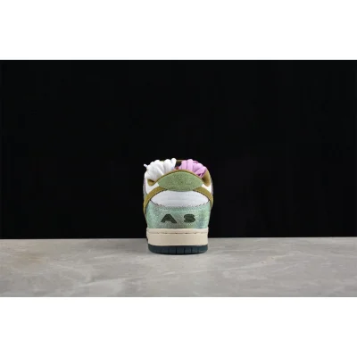 Alexis Sablone x Nike SB Dunk Low "Chameleon" фото № 5 Alexis Sablone x Nike SB Dunk Low "Chameleon" фото № 5