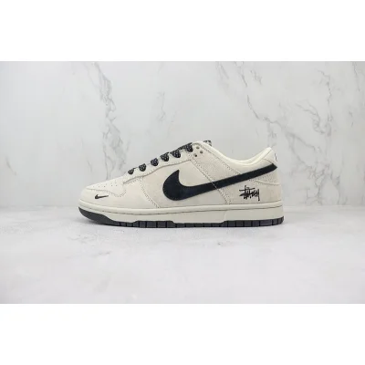 Stussy x Nike Dunk Low "Desert Sand/Black/Mini Swoosh" фото № 2