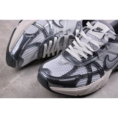 Nike V2K Run "Pure Platinum Wolf Grey" фото № 7 Nike V2K Run "Pure Platinum Wolf Grey" фото № 7