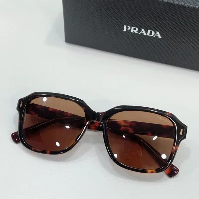 Солнцезащитные очки Prada Frame With Small Stripe And Inscription "Brown/Red" фото № 2 Солнцезащитные очки Prada Frame With Small Stripe And Inscription "Brown/Red" фото № 2