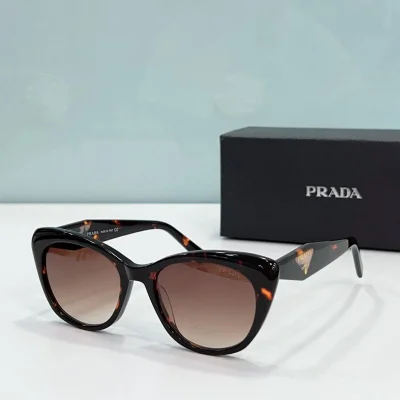 Солнцезащитные очки Prada Cat Eye Shaped Frame With Gold Logo "Black/Red" фото № 2 Солнцезащитные очки Prada Cat Eye Shaped Frame With Gold Logo "Black/Red" фото № 2