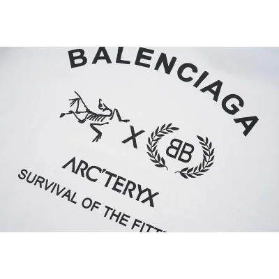 Футболка Balenciaga X Arcteryx Survival Of The Fittest "White" фото № 5 Футболка Balenciaga X Arcteryx Survival Of The Fittest "White" фото № 5