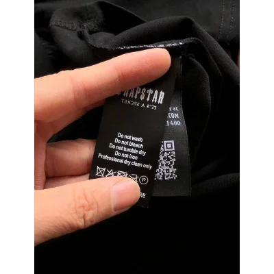 Футболка Trapstar Big Logo From Multicolor Details "Black" фото № 4 Футболка Trapstar Big Logo From Multicolor Details "Black" фото № 4