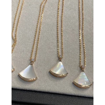 Подвеска Bulgari Shaped Like Cone "Gold" фото № 3 Подвеска Bulgari Shaped Like Cone "Gold" фото № 3