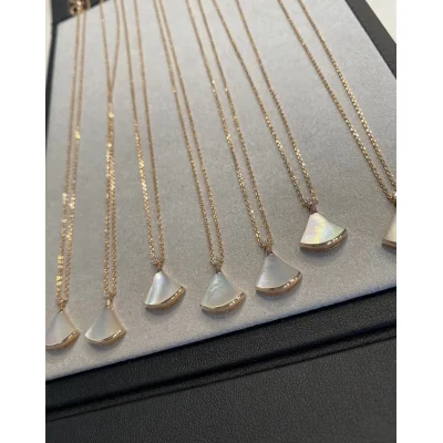 Подвеска Bulgari Shaped Like Cone "Gold" фото № 4 Подвеска Bulgari Shaped Like Cone "Gold" фото № 4