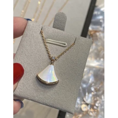 Подвеска Bulgari Shaped Like Cone "Gold" фото № 7 Подвеска Bulgari Shaped Like Cone "Gold" фото № 7