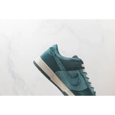 Nike SB Dunk Low "Green Velvet" фото № 4