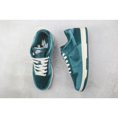 Nike SB Dunk Low "Green Velvet" фото № 6