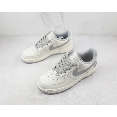 Undefeated x Nike Air Force 1 Low "Cream White/Wolf Grey" фото № 5 Undefeated x Nike Air Force 1 Low "Cream White/Wolf Grey" фото № 5
