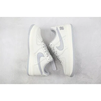 Undefeated x Nike Air Force 1 Low "Cream White/Wolf Grey" фото № 6 Undefeated x Nike Air Force 1 Low "Cream White/Wolf Grey" фото № 6