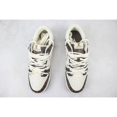 Louis Vuitton x Nike Dunk Low "Soot Brown/Chiffon White" фото № 7 Louis Vuitton x Nike Dunk Low "Soot Brown/Chiffon White" фото № 7