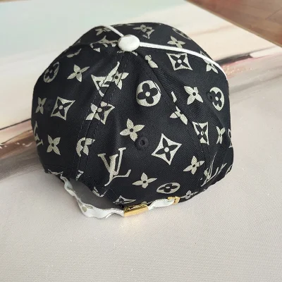 Кепка Louis Vuitton With Imitation Of The Golden Logo "Black" фото № 4 Кепка Louis Vuitton With Imitation Of The Golden Logo "Black" фото № 4